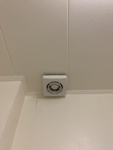 Udskiftning af ventilationsfane & fuger m. skimmel
