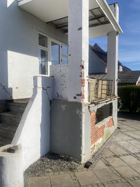 Nedrivning og opmuring af terrasse og trappe