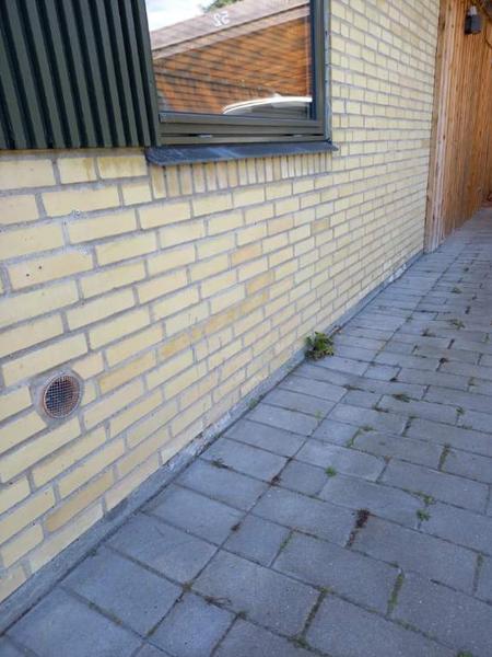 Udbedring og pudsning af sokkel