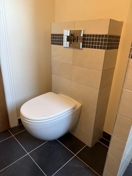 Etablering af gipsvæg til hængende toilet
