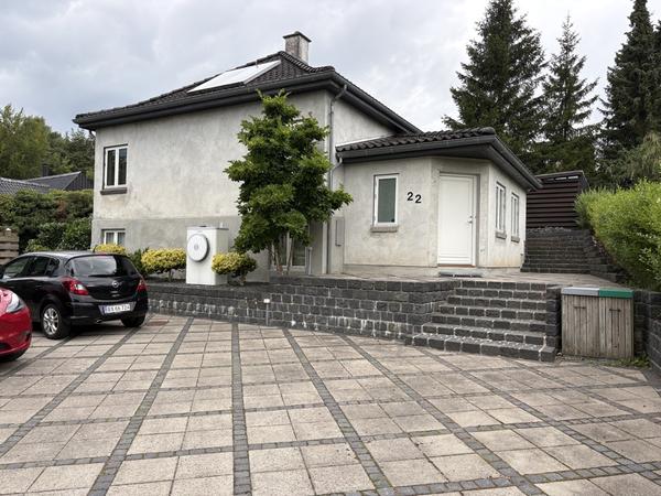 Maling af facade på vandskuret hus