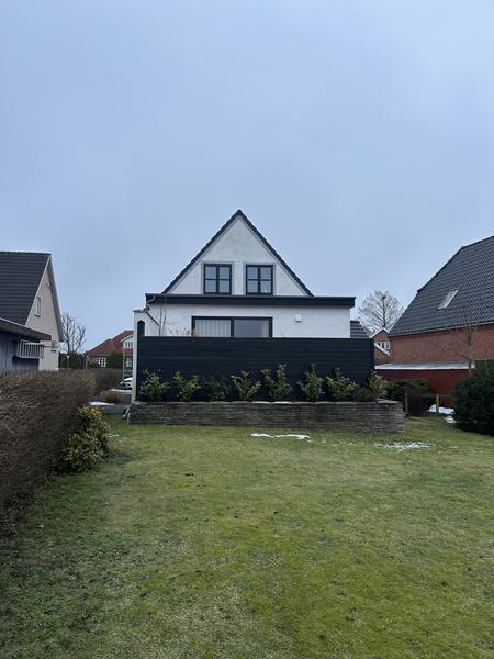 Opføres af tilbygning