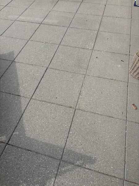 Lægning af kantfliser og terrasse ved swimmingpool