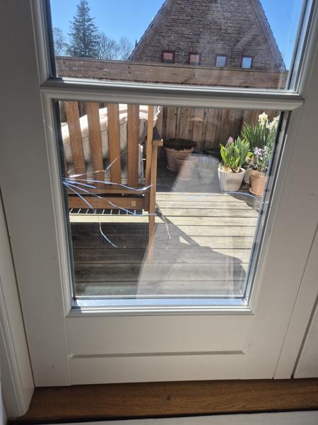 Udskiftning af revnet termorude i havedør