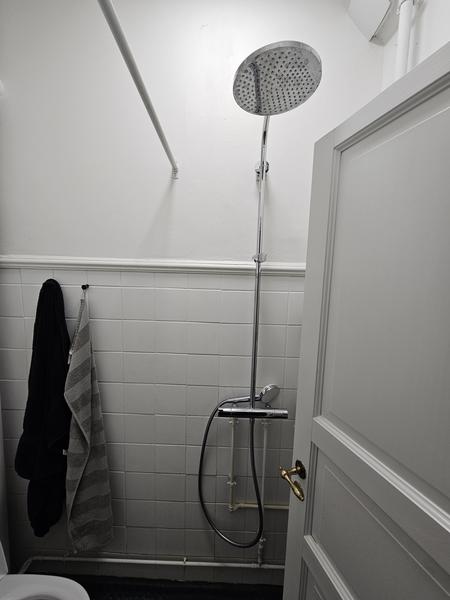 Renovering af to badeværelser med fliser og VVS