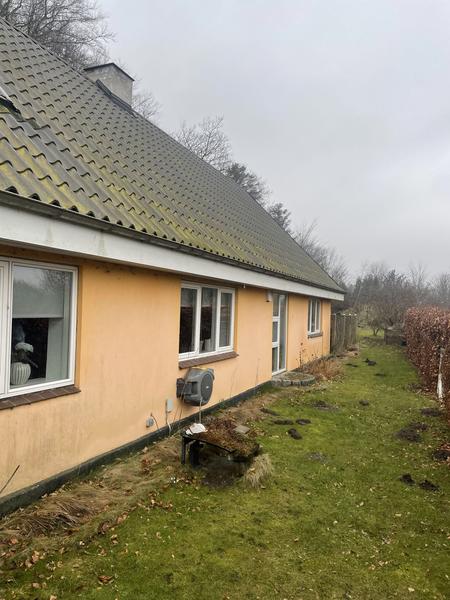 Pudsning af hus og sokkel i sort