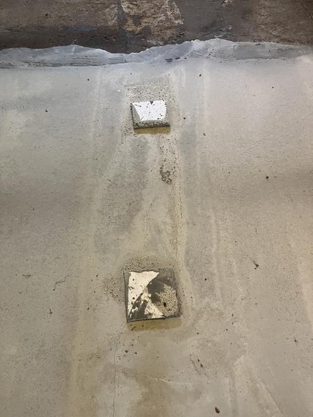 Montering af 12 afløbsriste i betongulv