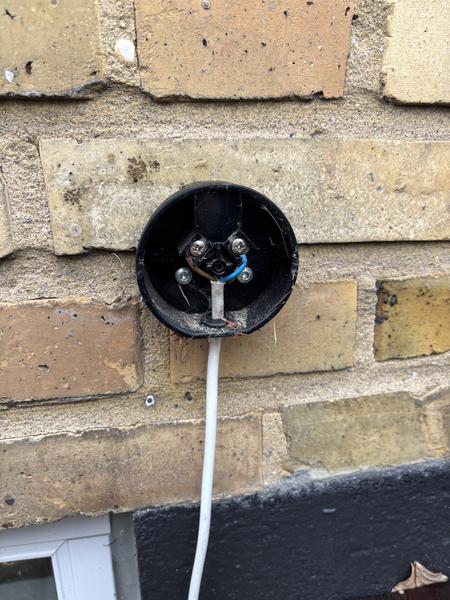 Installation af udendørsstikkontakt