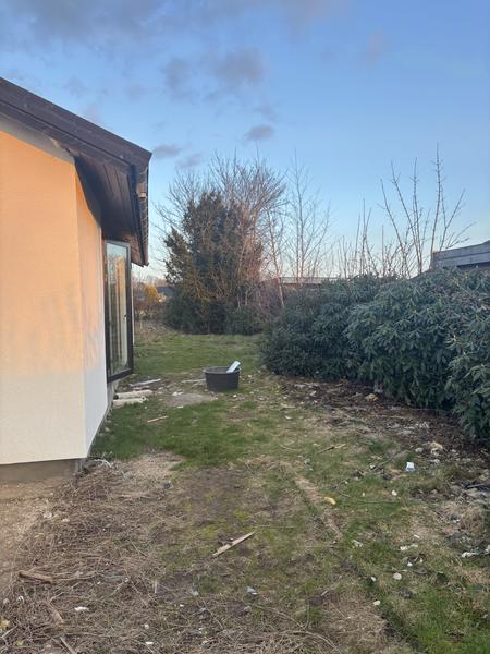 Indkørsel, gangsti og terrasse med fliser