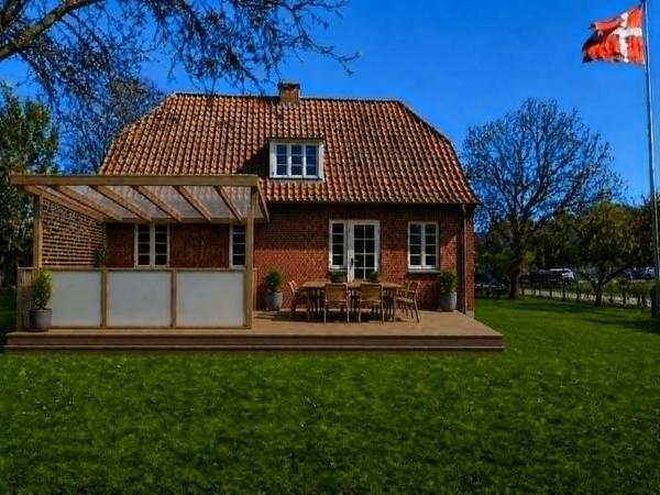 Ny terrasse med halvtag, dør, læhegn m.m.