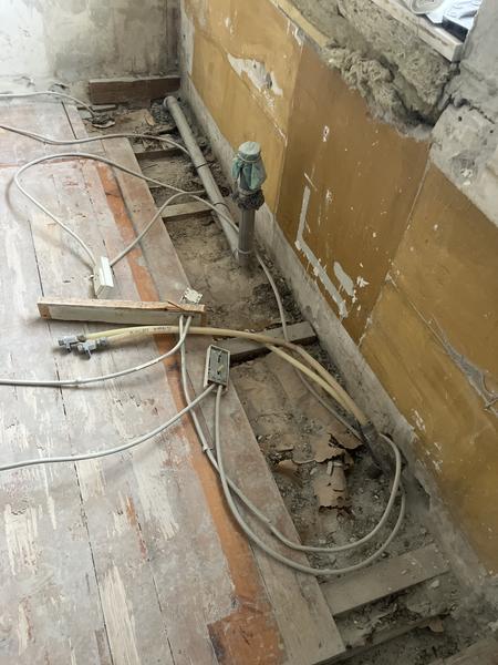 Udbedring og slibning af køkkengulv