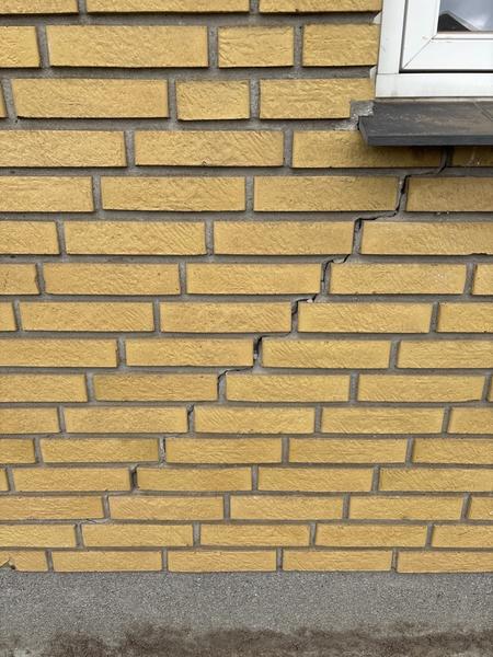 Reparation af revner i sokkel og ydermur