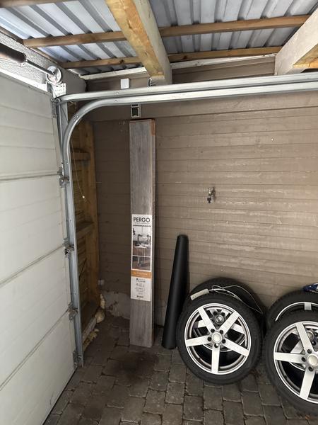 Montering af varmtvandsbeholder i garage