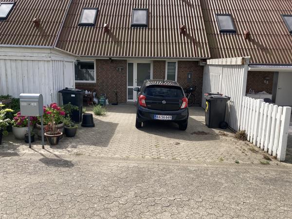 Maling af træværk på rækkehus