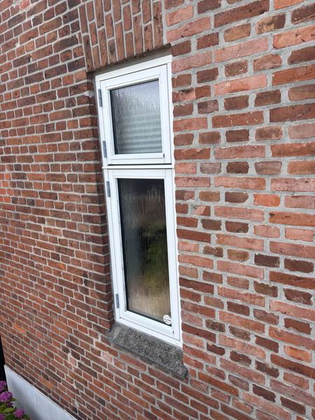 Maling af vinduer og døre i villa