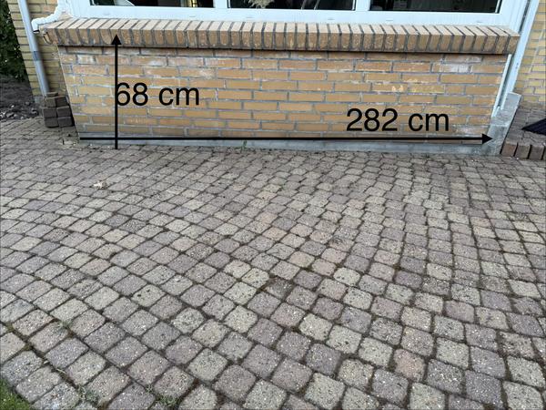 Nedrivning og genopbygning af murvæg
