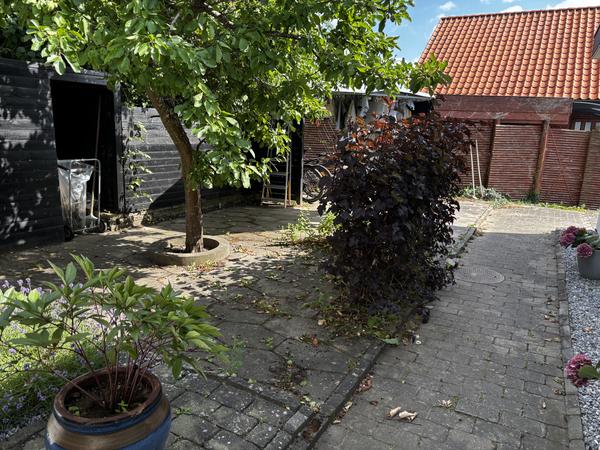 Fjernelse og lægning af nye fliser i indkørsel