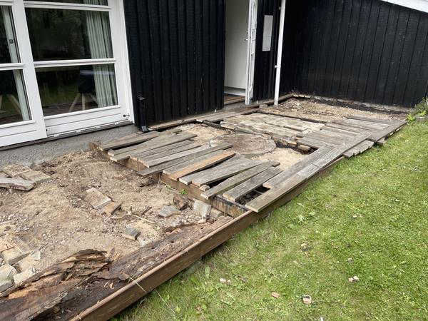 Etablering af træramme til terrasse