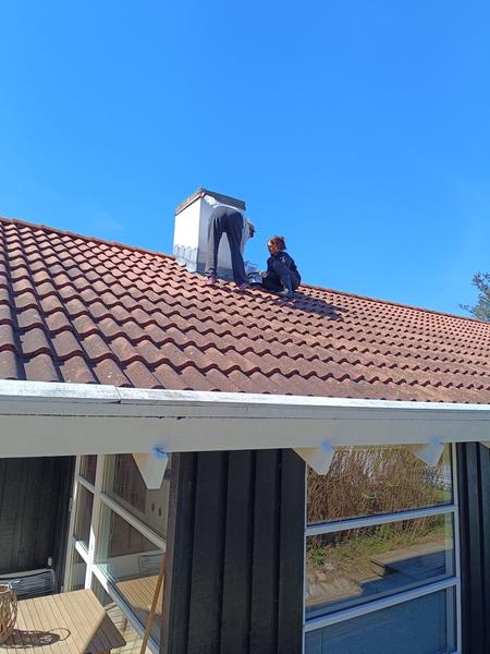Afrensning og maling af betontegltag