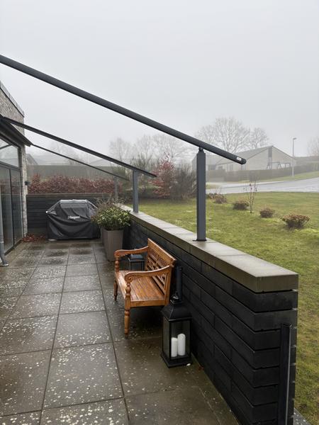 Opsæt af topstykke på halvmur med glas