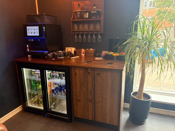 Fremstilling og montering af inventar til frisør