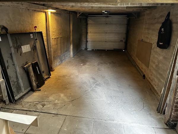 Nivellering af garagegulv og belægning af epoxy