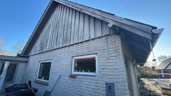 Rensning, reparation og maling af gavlbeklædning