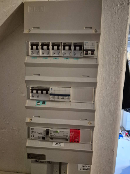 Montering af prioriteringsrelæ og CEE-stik