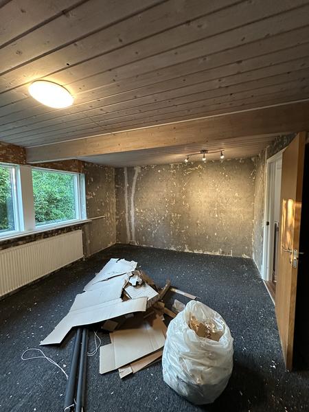Reparation, fuldspartling og glasfilt på vægge