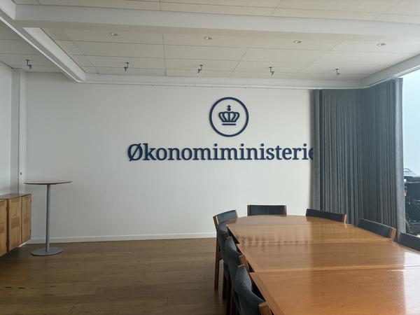Nedtagning af logo og spartling af væg