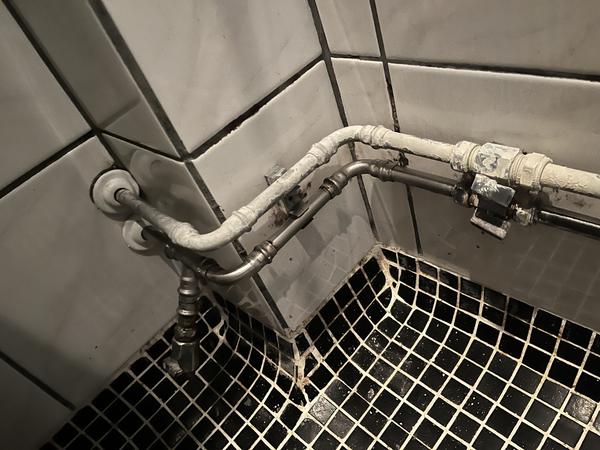 Udskiftning af bruserpanel og blandingsbatteri