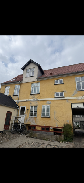 Maling af facade på lejlighedsbygning