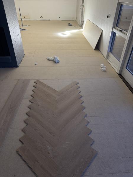 Montering af sildebensklikgulv