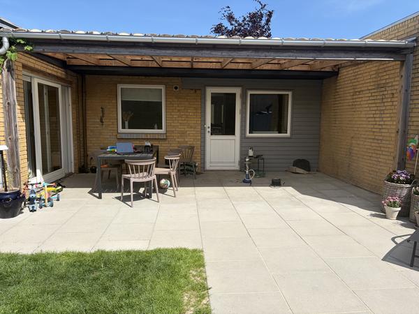 Aflukning af overdækket terrasse med skydedøre