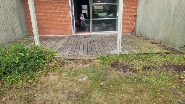 Fliseterrasse på skrånende grund