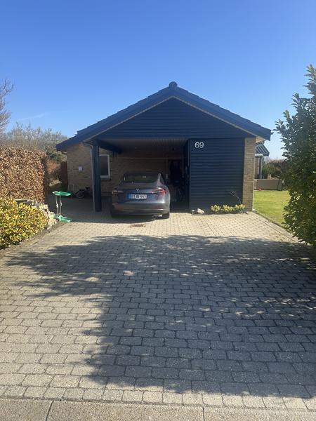 Lægning af fliser i indkørsel og rundt om hus