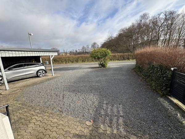 Flisebelægning i carport og indkørsel