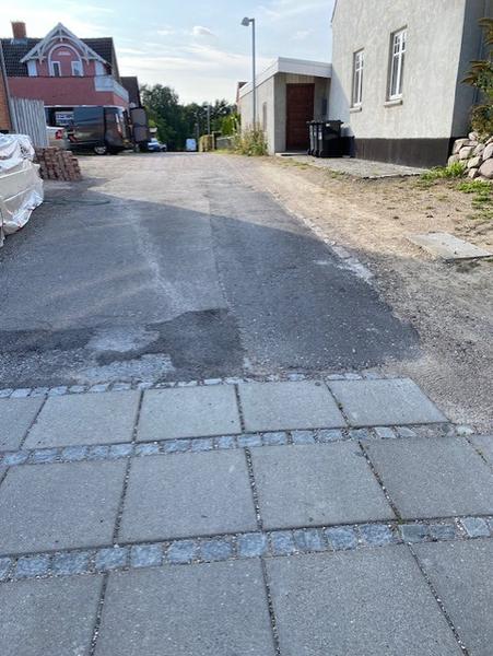 Lægning af fliser på indkørsel