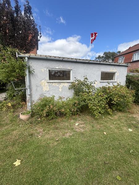 Nedrivning af carport/skur med betonunderlag
