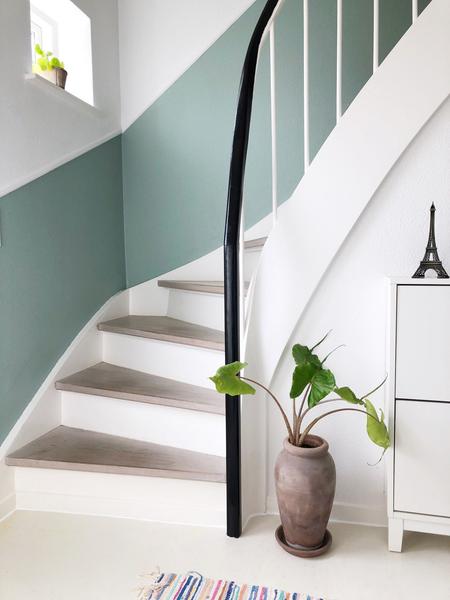 Slibning, lakering og maling af trappe