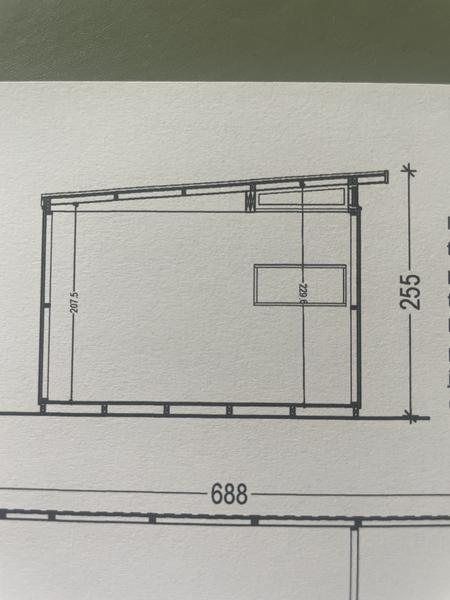 Isoleret redskabsskur med skillevæg og betongulv