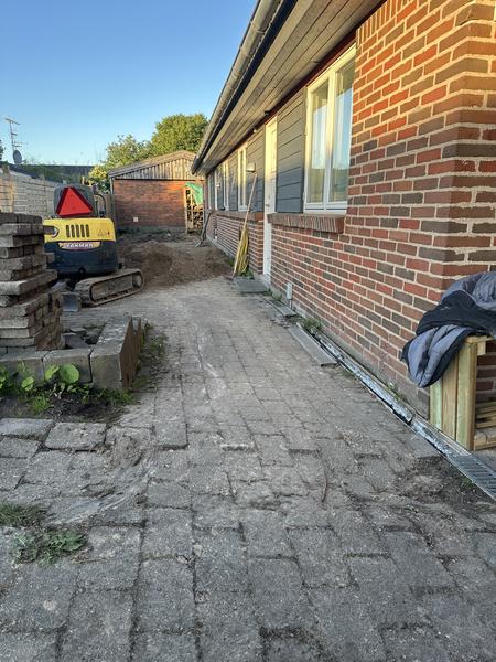 Lægning af betonfliser foran hus