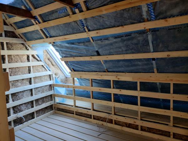 Troldtekt på loft og gipsplader på vægge