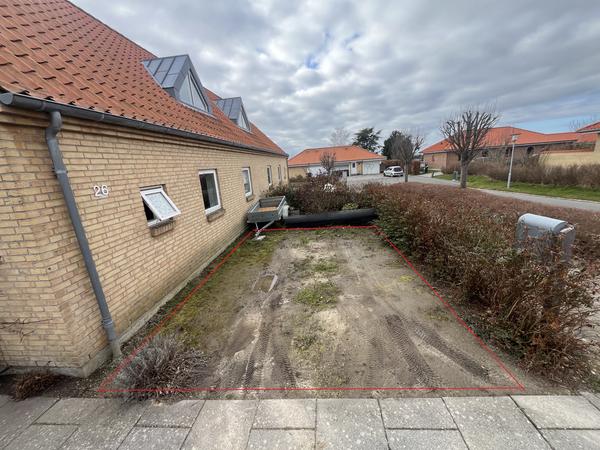 Indkørsel med granitskærver etableret