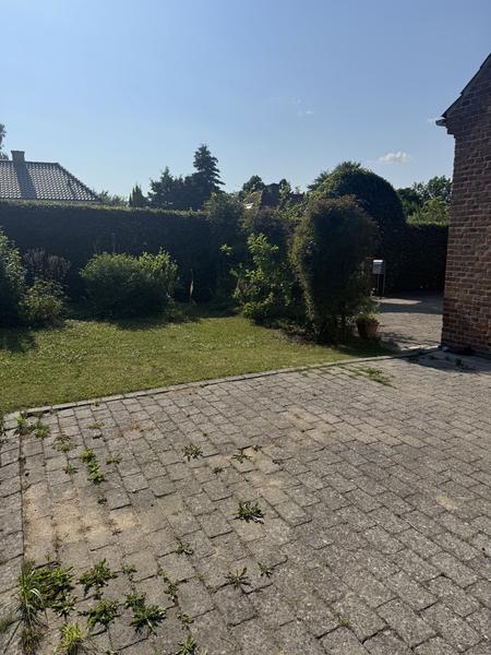 Muret havemur med dør/port