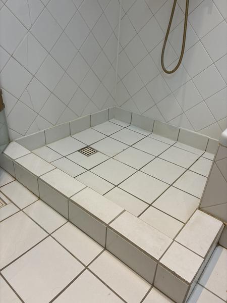 Flydespartel eller epoxy ovenpå flisegulv