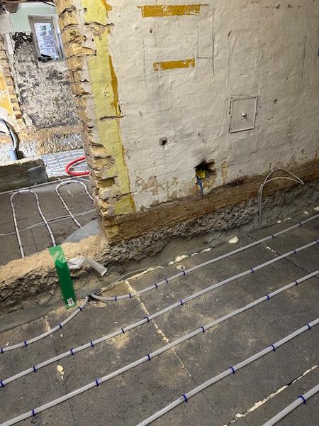 Sandblæsning af indvendige kældervægge