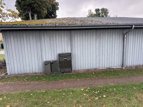 Opsætning af el-ladestander og måler i carport