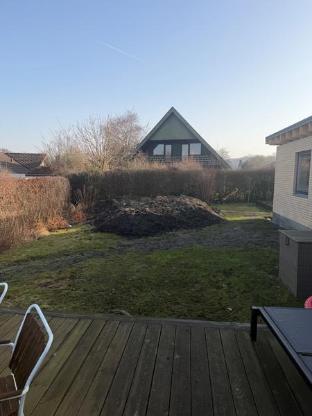 Udjævning af have med jordarbejde