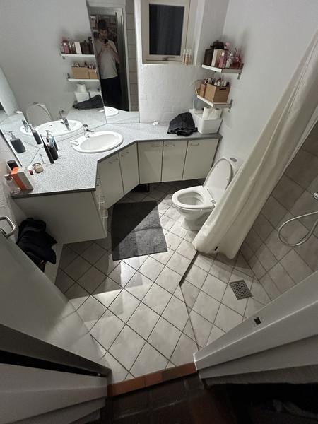 Flytning af afløb og installation til badeværelse